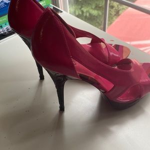 bRand new Carlos Santana Fusion(Hot) Pink/Blk Stilettos-8.5M